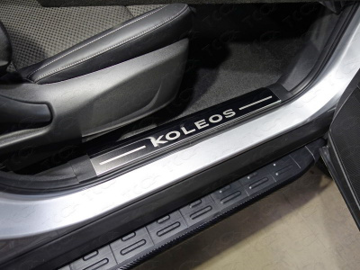 Renault Koleos (16–) Накладки на пластиковые пороги (лист зеркальный надпись Koleos) 2шт